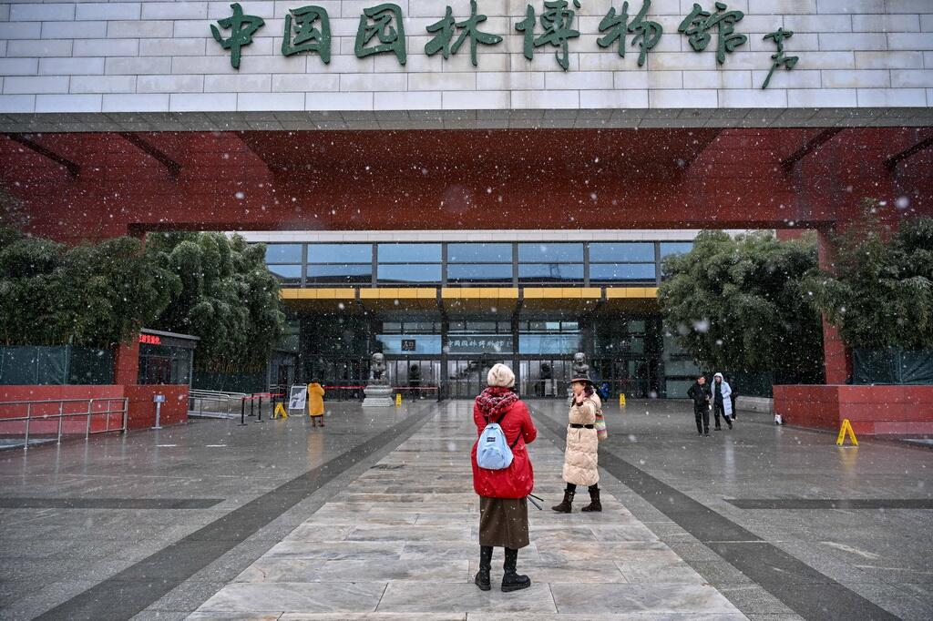 PDChinese's tweet photo. 【瑞雪降京城】12月12日，北京迎來2025年冬首場明顯降雪。 https://t.co/qyYzpekUSF