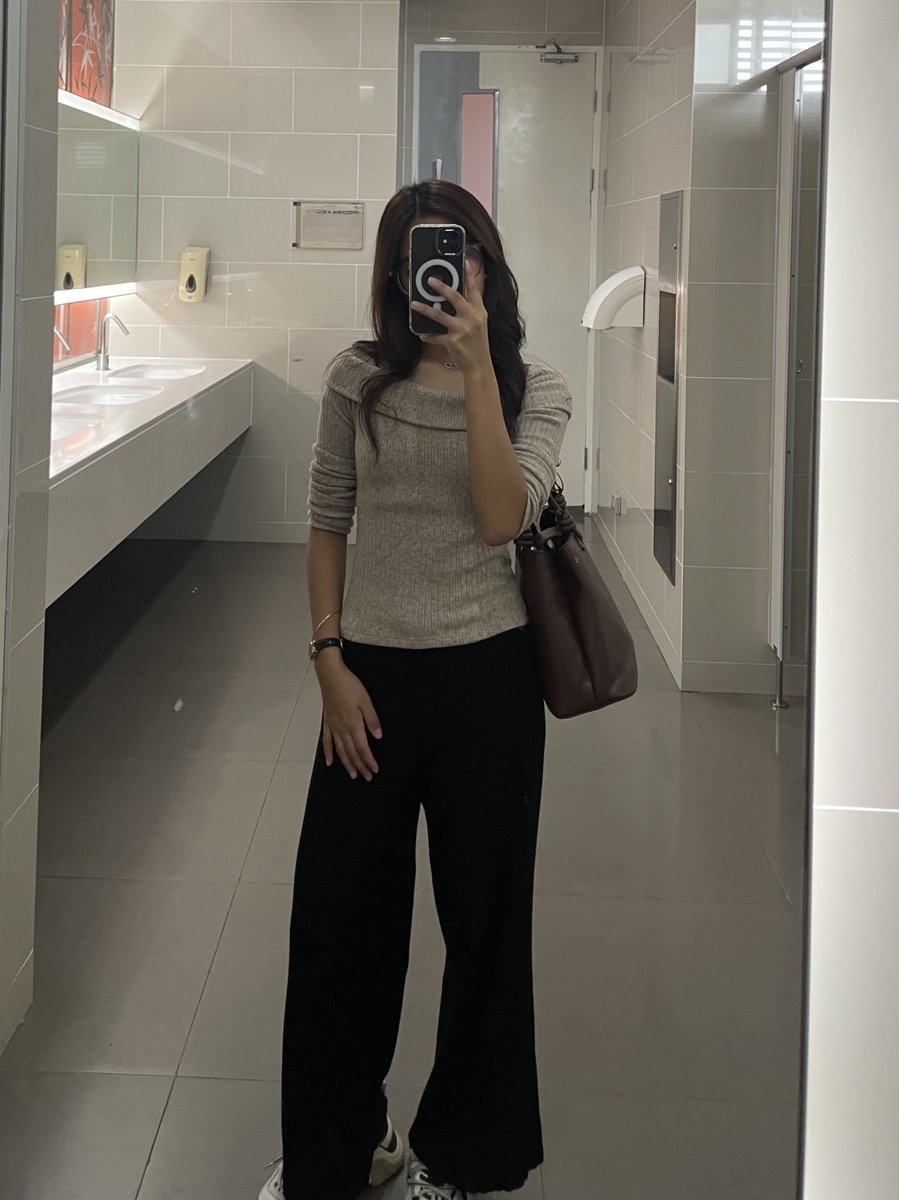 bloomsofmay's tweet image. u can never guess my fav color 🥨🐻