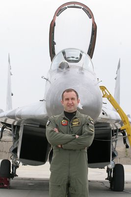 Редно е да започнем да осветяваме Румен Радев, за да се разбере, че той Пеевски и Борисов са едно.

Как Радев стана президент ? 

Управляващите от ГЕРБ, чрез служебното правителство на комуниста Близнашки, назначено от Плевнелиев му организираха пропаганден полет над София.

1/..