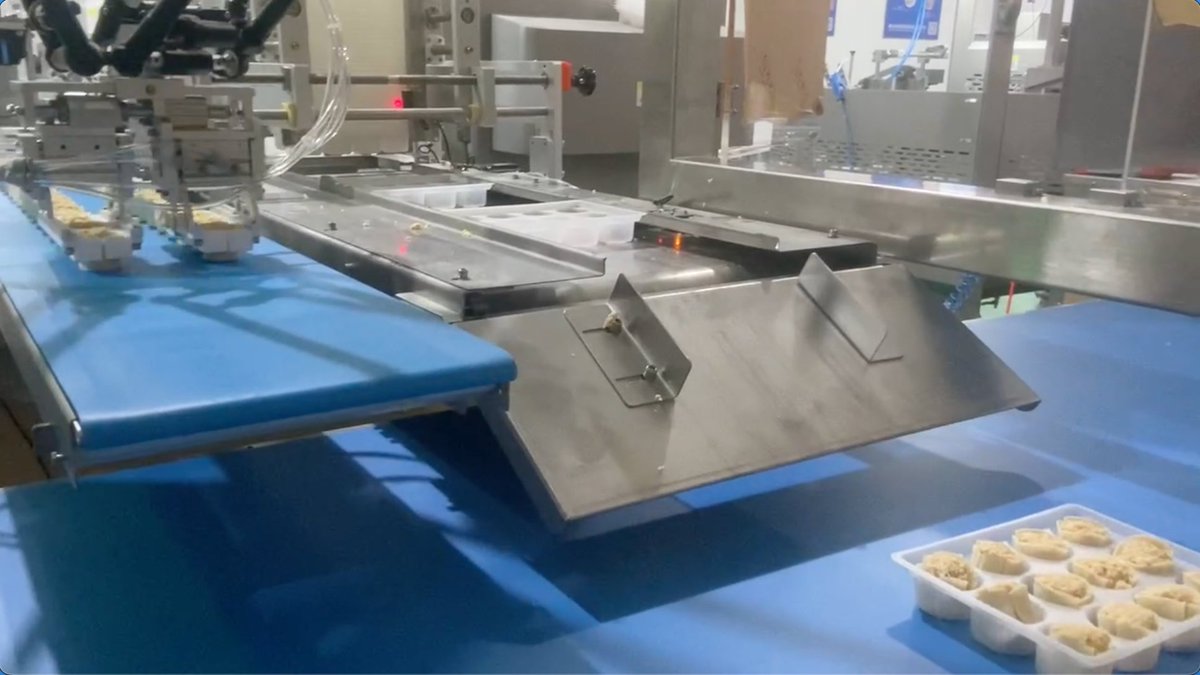 XinhanRobotics's tweet photo. Dumpling or Shaomai?  

It is impressive that Delta Robot can complete the picking, packing and placing work for these kinds of food. Amazing👏

#automation #delta #robot #rotobic #food #picking #packing #placing https://t.co/E7gay74Uwo