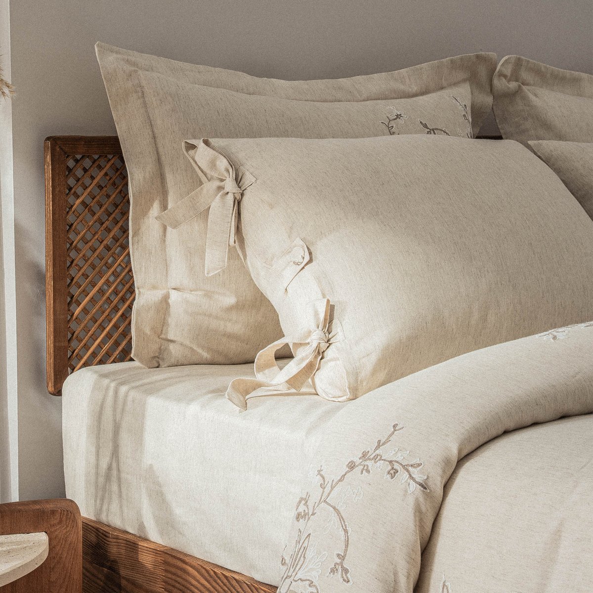 Ecocotton ev tekstili koleksiyonu; %100 Organik Ege pamuğu ve doğal liflerin saf dokusuyla bornozlardan havlu setlerine, nevresimlerden dekoratif detaylara uzanan her parçada nefes alabilen yapı, ince işçilik ve zamansız bir estetik sunar. 500 TL ve üzeri ücretsiz kargo, 60 gün