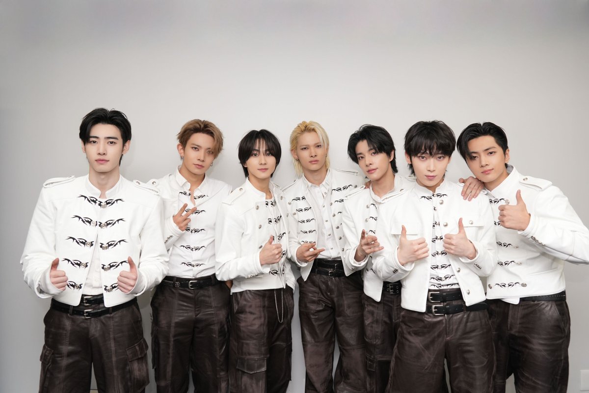 [📷BEHIND] 
MUSIC EXPO 2025は、見てくれましたか？
やっぱりENGENEと過ごす時間は特別で、とても幸せな1日でした💙
好評だった王子様ルックの衣装写真もお届けします👑✨

#ENHYPEN
#MUSICEXPO2025