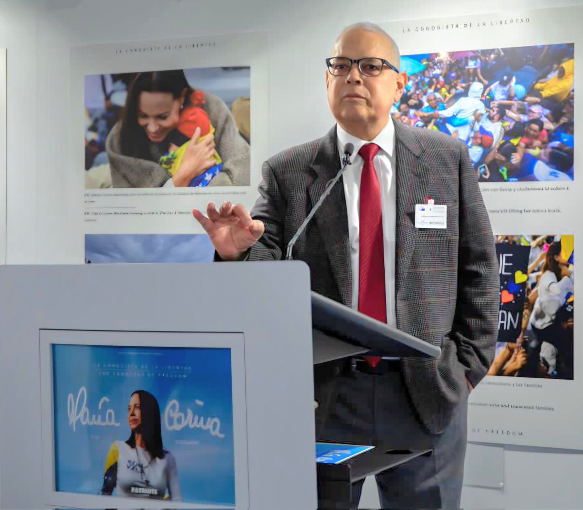 En el Parlamento Europeo inaugurando la exposición fotográfica sobre <a href="/MariaCorinaYA/">María Corina Machado</a>. Agradecemos a <a href="/PatriotsEP/">Patriots for Europe</a> y <a href="/VOX_Europa_/">VOX Europa</a> por esta iniciativa.