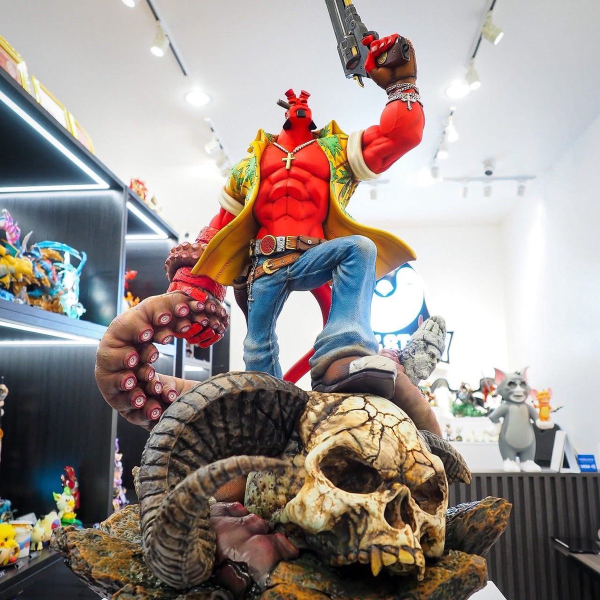 pro_fig's tweet photo. Hellboy high 93cms. New style of him with skull, octopus and gun. Also Hawaii shirt too . #hellboy #statue https://t.co/fMyqSA75w5