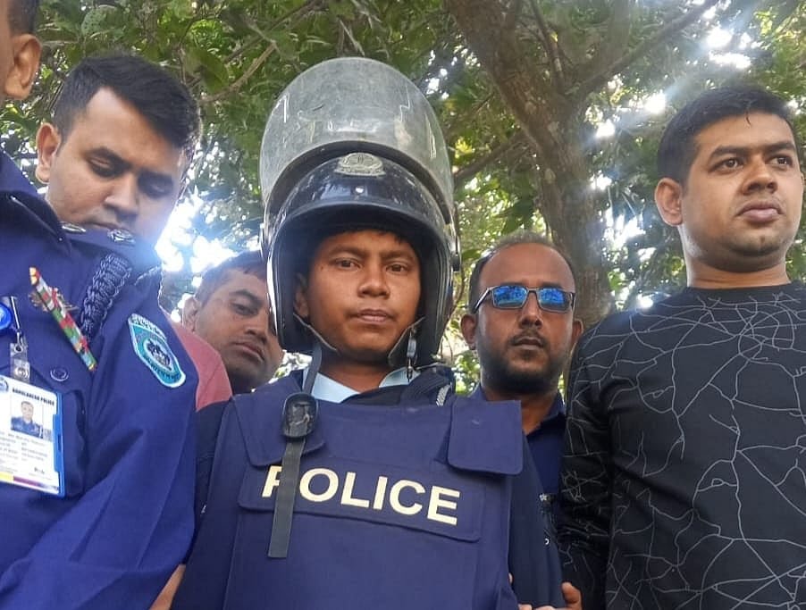 nchak1008's tweet photo. Police arrested tile worker Morsalin for the murder of Freedom Fighter Yogesh Chandra Roy and his wife in Taraganj, Rangpur. He had worked at their home shortly before the incident and has confessed. I demand justice and the highest punishment for this brutal crime. https://t.co/DLPckvewkD