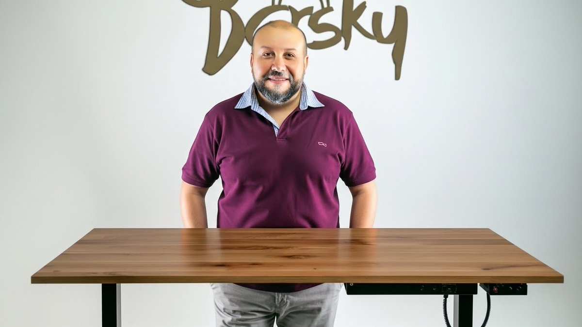 DBarkovskyi's tweet photo. Актер + Мебель + ИИ = 🔥

Попросил нейросеть сгенерировать сцену, где я взаимодействую с продуктом. Это не просто фото, это готовый раскадрованный концепт для видео.

Как вам атмосфера? 👇

#GenerativeAI #VisualArt #Concept #Barsky https://t.co/8ZCXqbckuf