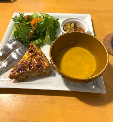 lets_official02's tweet photo. 定時まであと少し、お腹すいたー(T_T)

画像は社内の人とランチに行った時の写真🍛
キッシュがさっくさくで美味しかったです✨
カレーもついていたけど、写真撮り忘れました…

今週もお疲れ様でした😊

＃企業公式がお疲れ様を言い合う
#企業公式冬のフォロー祭り 
＃定時まであと少し https://t.co/UXQTNPsEox