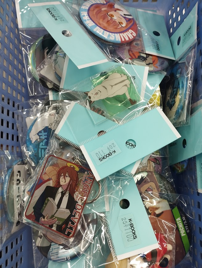 入荷情報】 #チェンソーマン 缶バッジ、アクリル、ラバーグッズ 各種