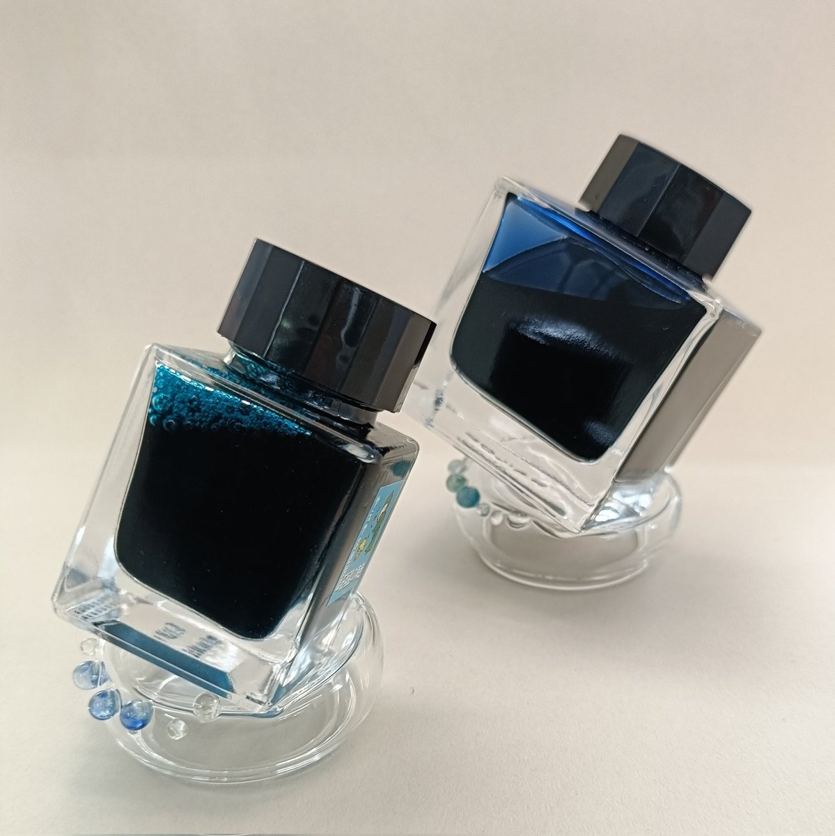 インクちゅぼ『かたむけがかり』
#宇宙遊泳 クリパからデビューです!!🎉
ちょっと深めの #インクちゅぼ 
としても使用できます。
#TonoLims 社のインク瓶が
傾けた状態でホールドできます。
SAILOR社の大きめも
いけちゃいます（写真3）✌

A Space Walk 2025 Winter TOKYO

#merrychristmas