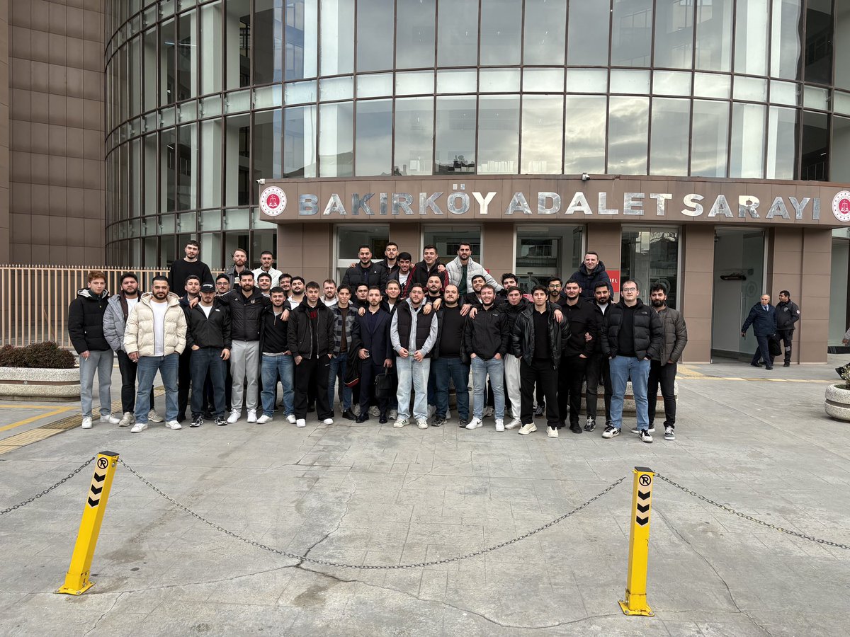 tribun_bjk's tweet photo. Kara toprak, demir parmaklık korkutmuyor bizi; sana değer, biz biliyoruz… 😎 #çArşı https://t.co/HhVuT9tW7j