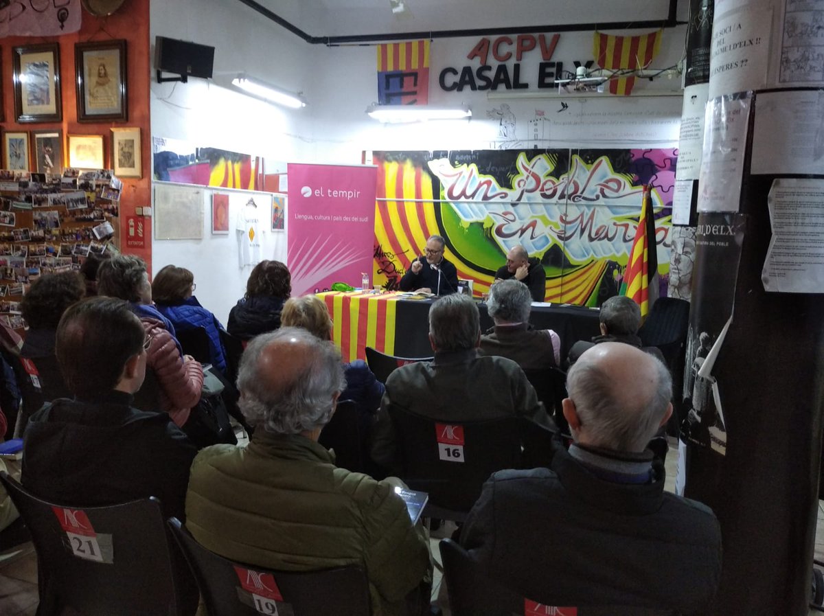 Ahir, a Elx, la tercera ciutat més poblada del País Valencià, <a href="/VicentFlor/">Vicent Flor</a> va presentar el seu llibre «Contra la llengua dels valencians» (<a href="/editorialafers/">editorial afers</a>), invitat pels  amics de l'irreductible <a href="/ElTempirdElx/">El Tempir</a>. El van acompanyar <a href="/robescolano/">Robert Escolano</a> i una bona colla d'amics de la ciutat.