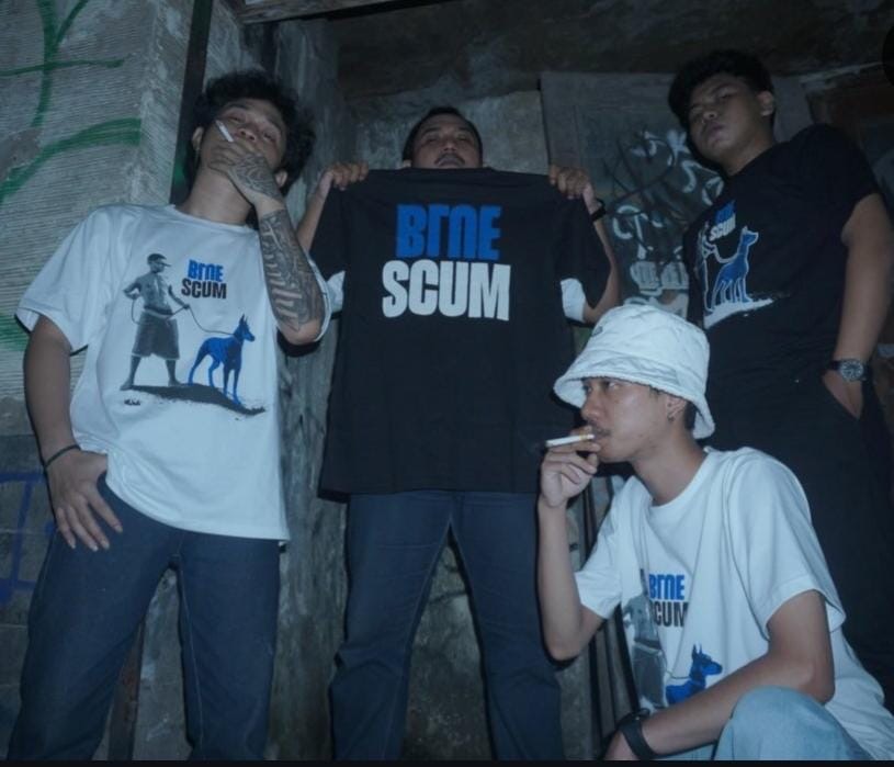 Bocah jakarta banyak waktu luang ya kek nya, sampe se niat ini 😅

Daripada ngebranding kaos kebencian mending lupada bikin brand ga si? ogut saranin pake bahan cotton 16s ya, terus potongannya model boxy biar kece cuy