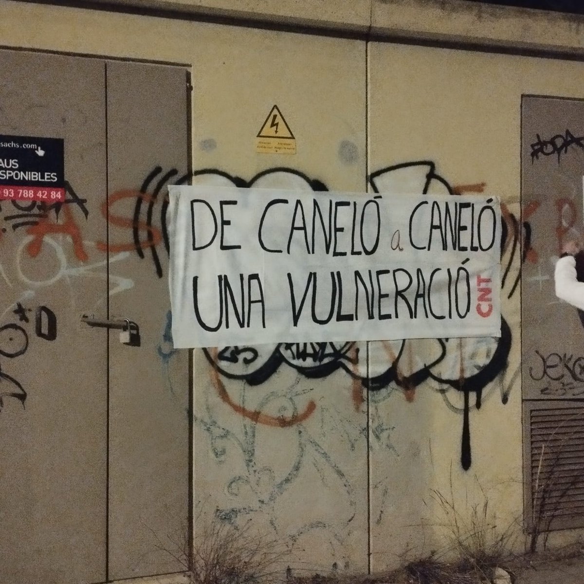 CNTManresa's tweet photo. Vida poligonera
Nova nit de propaganda denunciant la hipocresia de Casa Mas. De Caneló a Caneló: Vulneració
#TV3Marató #MaratóTV3 #CasaMas #ModeloSindical #CuentaConCNT https://t.co/xbaZZPl70y