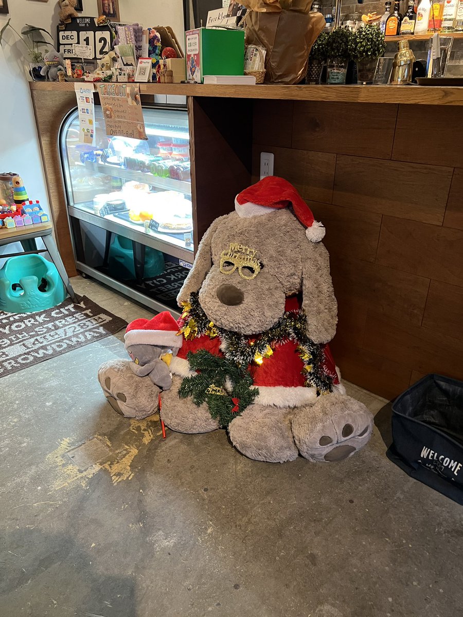tsunashimanews's tweet photo. 勝手に綱島Ｆヨコ応援ショップ増加計画、クリスマス感満載のブルスタさんも参加してくれたけど、お客さんにＦヨコリスナーが多いのか、フリーマガジンもうなくなったって😳
#勝手に綱島Ｆヨコ応援ショップ増加計画 https://t.co/X6iHEK2hlR