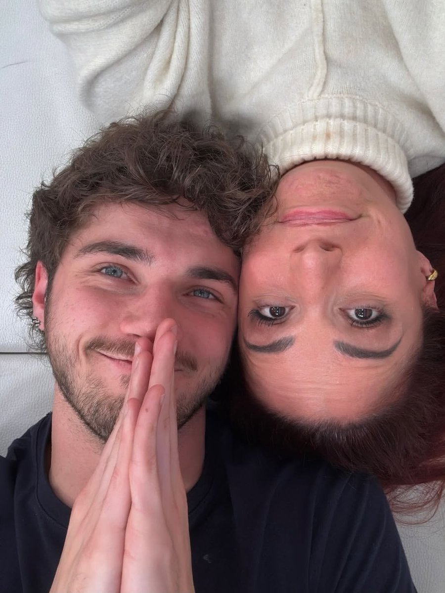GiuGiuSanto's tweet photo. E comunque siete proprio belli.
Cosi per dire.
#BallandoConLeStelle https://t.co/oiZsMXPj7g