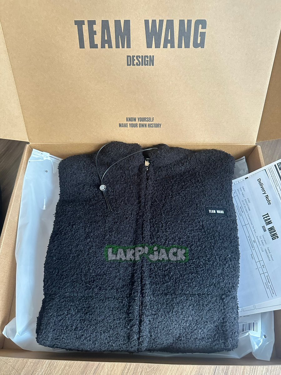 lakna_jack's tweet photo. เล็งและอยากได้มานาน พรีก็ไม่รู้จะได้หรือไม่ได้พอเห็นมีของเลยเลือกกดเองยอมที่จะเสียภาษีแพงๆ แต่ได้เร็วมากบินนี่9วัน ฮูด 4วันถึง
ปีนี้พอแล้วนะ😅
#TEAMWANGdesign
#THEORIGINAL1
#UNDERTHEMOON
#COOKIES6
#ACCEPTANCE https://t.co/6BAu2ks13J