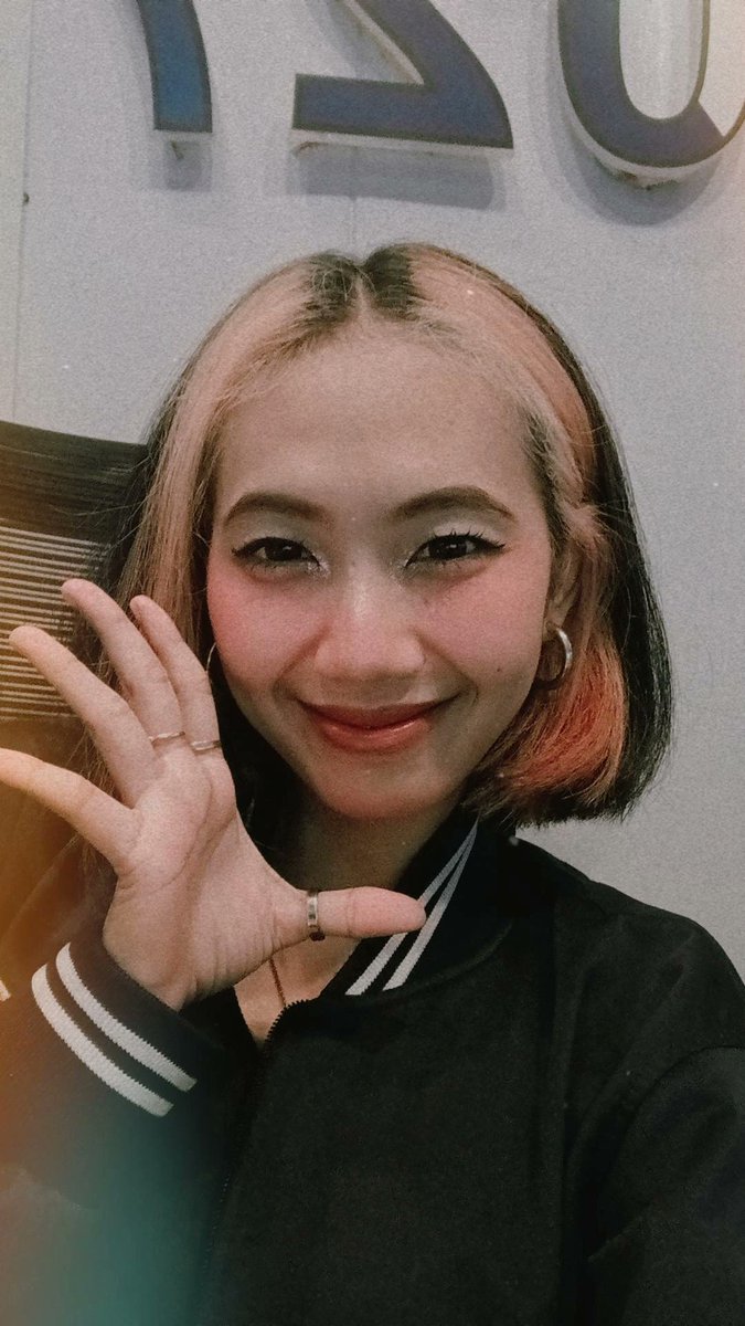 Annyeong Chingudeul~
#NiarYuniar wasseoyo buat nemenin chingu di #KOSEK #KOREASEKALI sampai jam 7 malam nanti🫶🏻
Chingu mau ditemenin juga sama K-Pop norae favoritnya? Boleh dong, tulis dikomen ya! Stay tuned mtbfm.co.id NIARHAE!🤟🏻