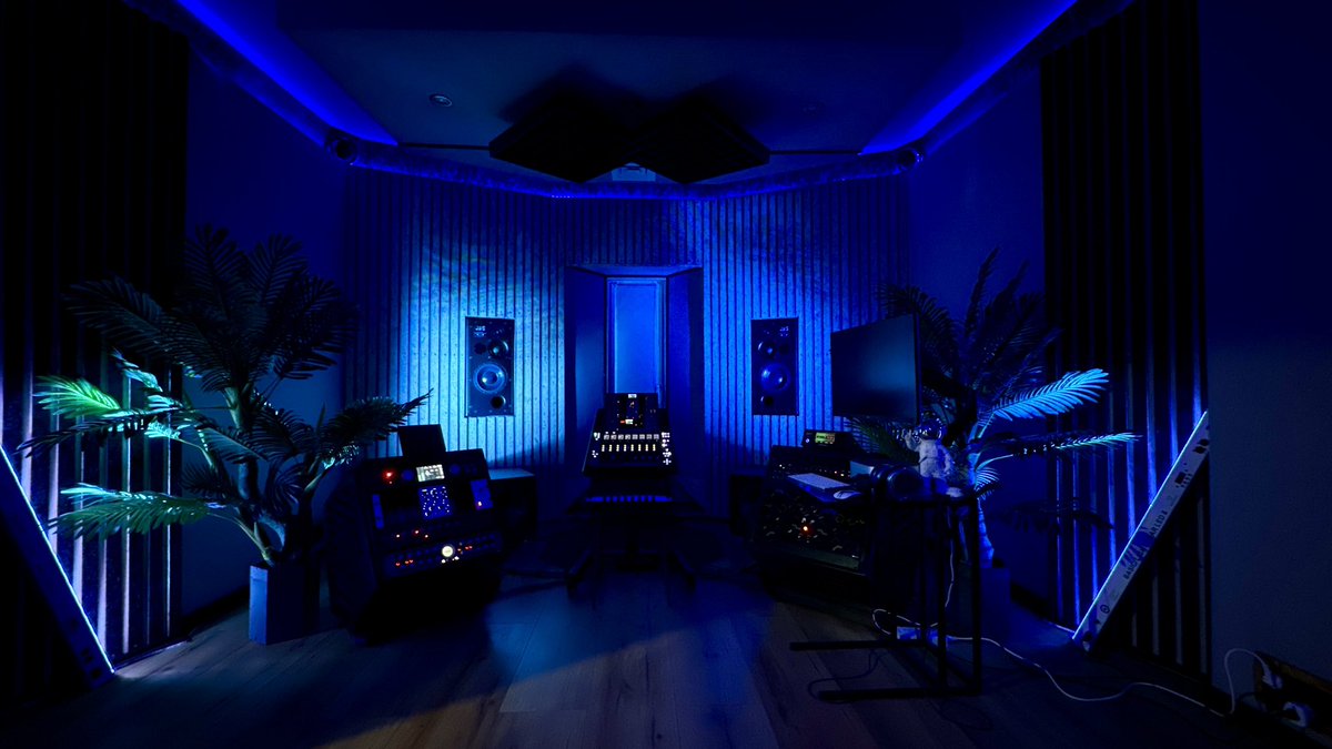 blackviewstudio's tweet photo. 🔊Uporządkowałem całą przestrzeń prosto z głębin dźwięku:《BV》
Jest łezka w oku. 🥹
16 lat buduję ten projekt już.🙈

Stem mastering w tle:《BV》🎚️🎛️

#blackviewstudio
#newfuturestudio https://t.co/xnzUQVQt5p