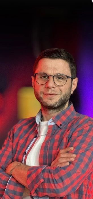 Meslektaşımız TRT Arabi kameramanı Serkan Topal, bir süredir tedavi gördüğü hastanede yaşamını yitirdi.

Meslektaşımıza Allah’tan rahmet, Ailesine sabır dileriz..

Topal’ın cenazesi, Cumartesi günü Şişli Camii’nde öğle namazına müteakip kaldırılacaktır.