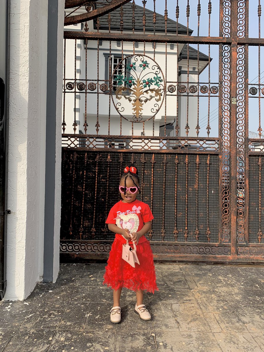 QueenAnnezinne's tweet photo. This how I dressed for our school end of the year party 🎉.
Hope I look cute? https://t.co/lFYUGHXXfo
