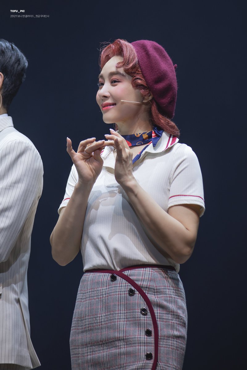 tofu_pic's tweet photo. 251211 보니 앤 클라이드 || 첫공 무대인사
보니 파커 | 옥주현 https://t.co/Ui9L6EwKSS