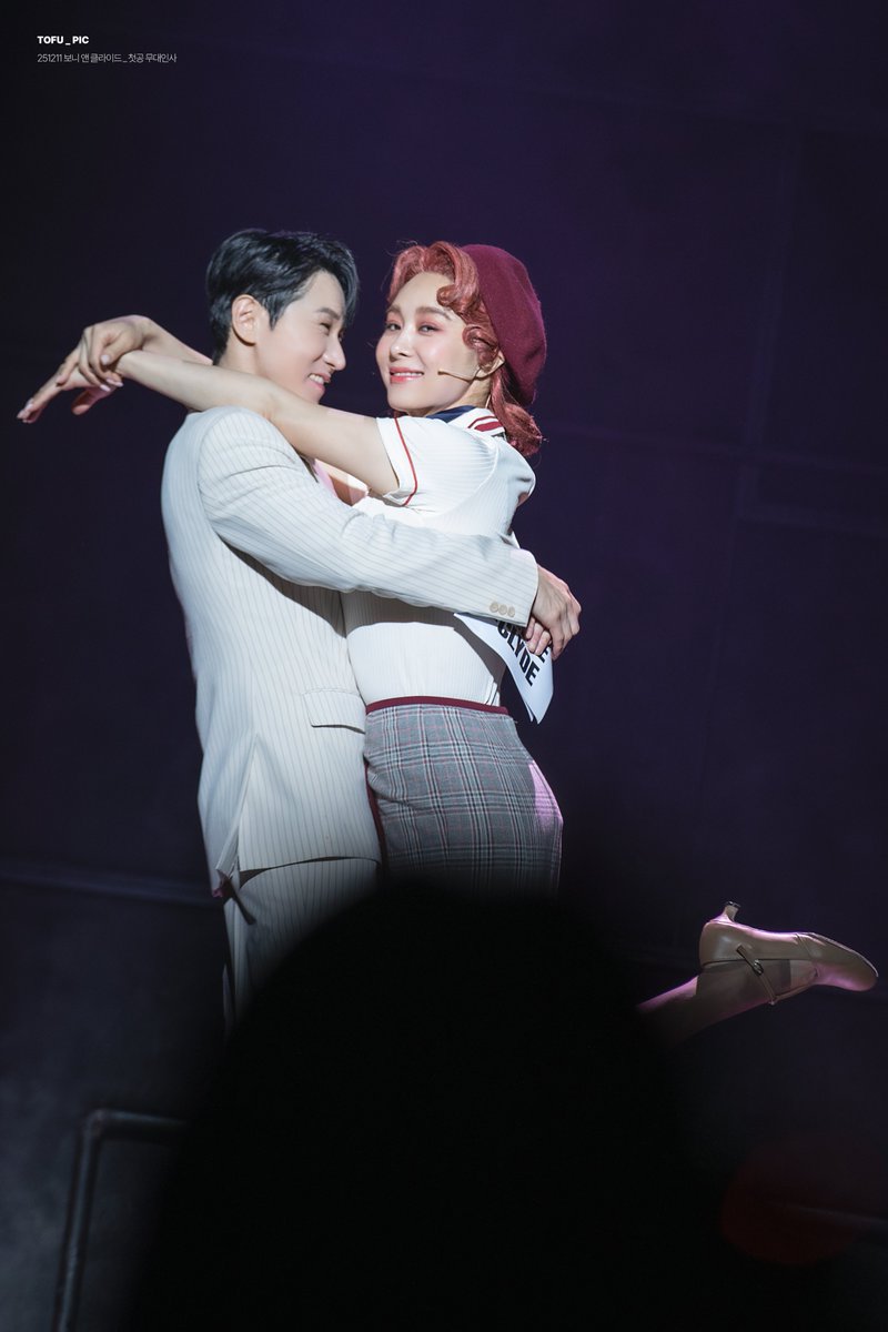 tofu_pic's tweet photo. 251211 보니 앤 클라이드 || 첫공 무대인사
클라이드 배로우 | 조형균
보니 파커 | 옥주현 https://t.co/B5bWKddDgv