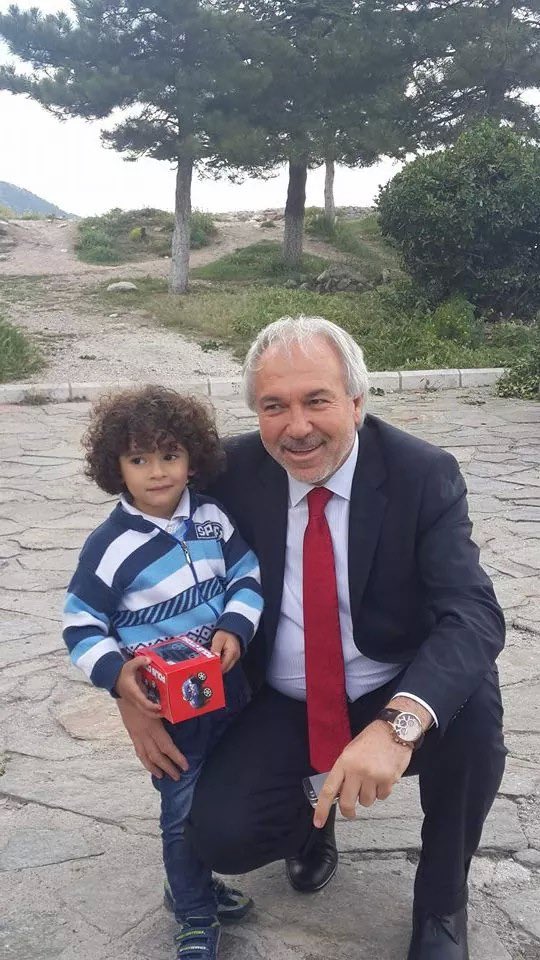 Üç  Tip İnsandan Uzak Dur.
-Yanlışı Savunacak Kadar Cahil Olandan.
-Doğruyu Göremiyecek Kadar Kör Olandan.
-İyiliği İnkar Edecek Kadar Nankör Olandan.

Cuma’nın hayrı ve bereketi üzerinize olsun.
Selam ve dua ile…