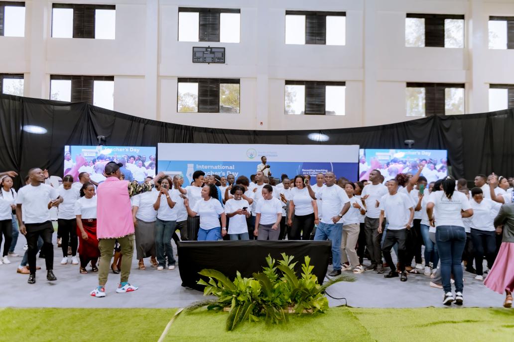 Rwanda_Edu's tweet image. Umunsi Mpuzamahanga wa Mwarimu Mwiza!

Twifurije abarimu bose ibirori byiza byo kwishimira Umunsi Mpuzamahanga wahariwe abarimu.

Umuhate wanyu, umurava ndetse n’ubwitange mu gushyigikira iterambere ry’u Rwanda, turabizirikana.