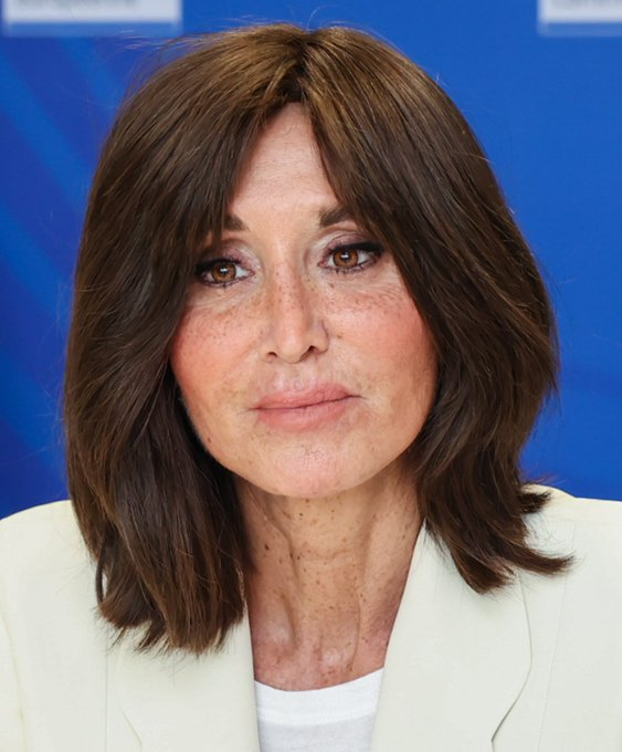 Usando lo stesso lessico del suo capo: "Né intelligente né bella".
#Bernini