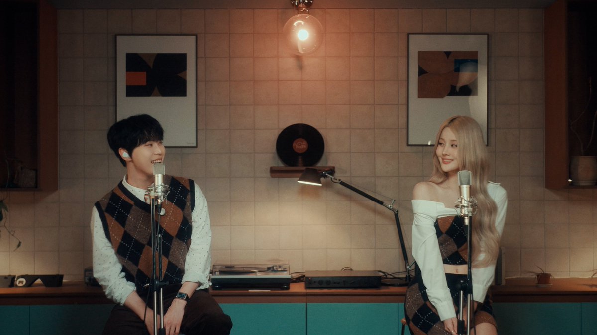 KISSOFLIFE_S2's tweet image. [📹] DOYOUNG 도영 'Whistle (Feat. 벨 of KISS OF LIFE)' Live Clip

🔗 youtu.be/tOKgzYV3hU8

#KISSOFLIFE #키스오브라이프 #KIOF
#BELLE #벨
#DOYOUNG #도영 #Whistle
#Promise #DOYOUNG_Promise
#NCT #NCT127