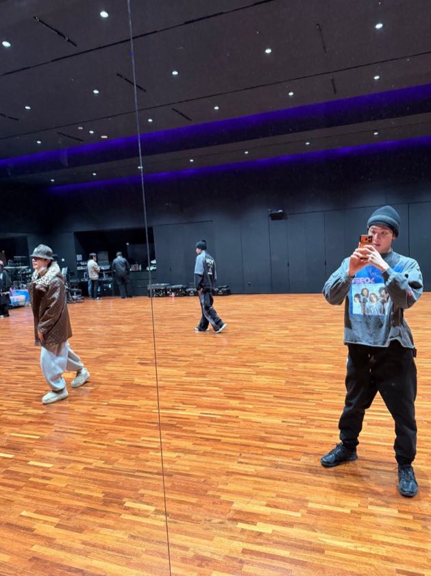 seokjinbit's tweet photo. YALL WE GOT OT7 IN THE PRACTICE ROOM RIGHT FUCKING NOW

THE MICROPHONES, THE LYRIC SHEETS FUCHSSKEBSLDB https://t.co/JBugNiqhs2