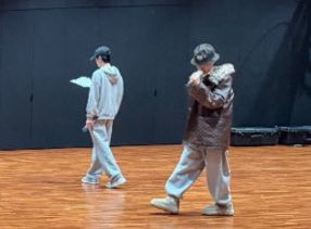 seokjinbit's tweet photo. YALL WE GOT OT7 IN THE PRACTICE ROOM RIGHT FUCKING NOW

THE MICROPHONES, THE LYRIC SHEETS FUCHSSKEBSLDB https://t.co/JBugNiqhs2
