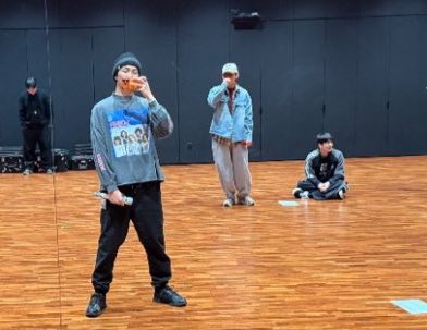 seokjinbit's tweet photo. YALL WE GOT OT7 IN THE PRACTICE ROOM RIGHT FUCKING NOW

THE MICROPHONES, THE LYRIC SHEETS FUCHSSKEBSLDB https://t.co/JBugNiqhs2
