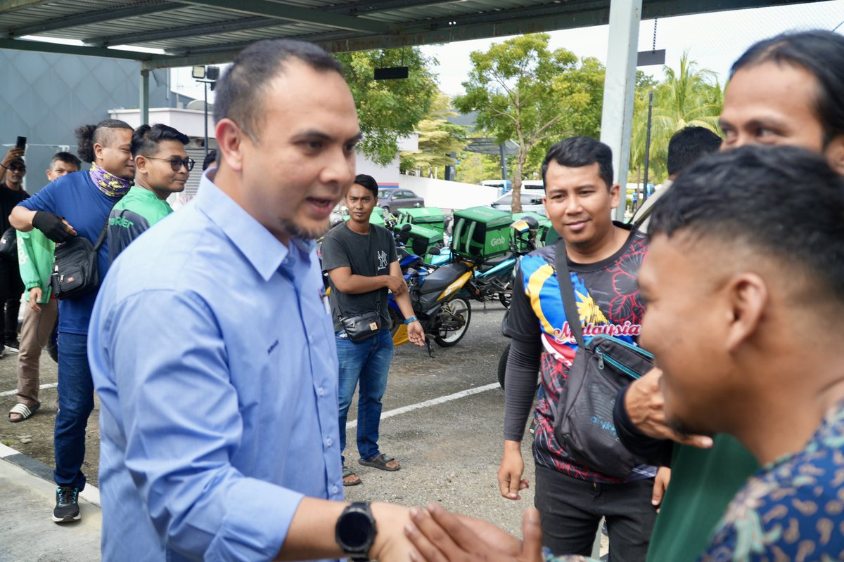 farhanfauzi_my's tweet image. Kehadiran YAB Perdana Menteri, Dato’ Seri @anwaribrahim ke Langkawi hari ini menjadi lebih bermakna apabila diraikan bersama para penggiat ekonomi gig setempat, khususnya rakan-rakan penghantar makanan seperti GrabFood dan Foodpanda.

Ruang pertemuan ini kami manfaatkan untuk…