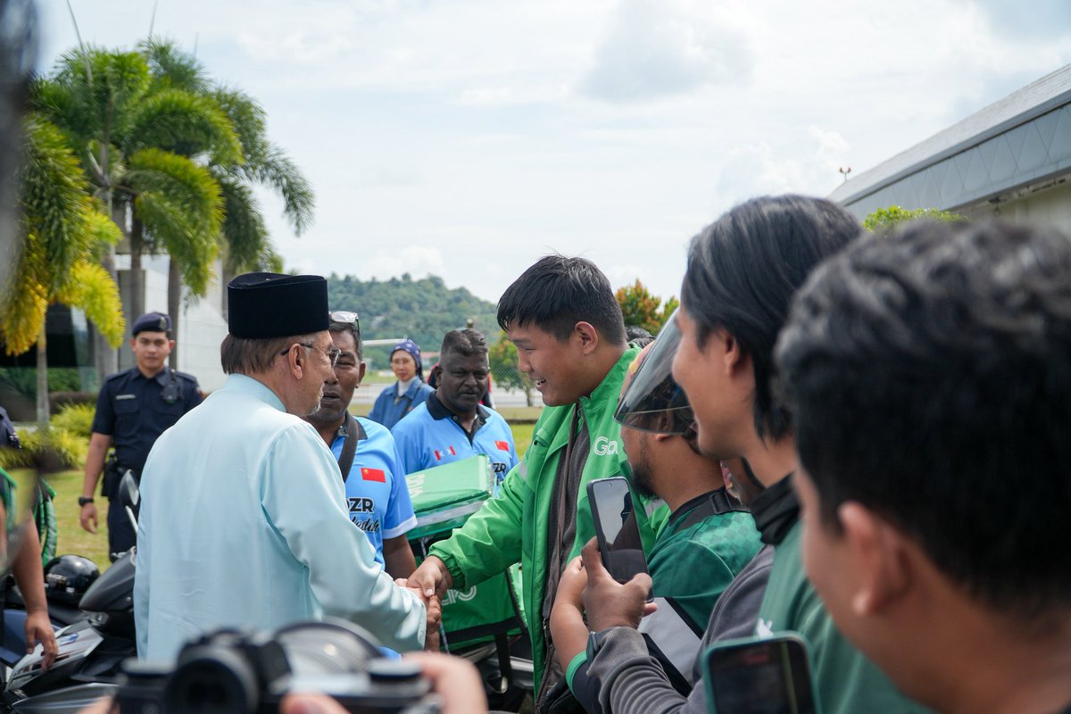 farhanfauzi_my's tweet image. Kehadiran YAB Perdana Menteri, Dato’ Seri @anwaribrahim ke Langkawi hari ini menjadi lebih bermakna apabila diraikan bersama para penggiat ekonomi gig setempat, khususnya rakan-rakan penghantar makanan seperti GrabFood dan Foodpanda.

Ruang pertemuan ini kami manfaatkan untuk…