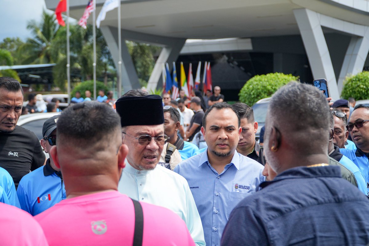 farhanfauzi_my's tweet image. Kehadiran YAB Perdana Menteri, Dato’ Seri @anwaribrahim ke Langkawi hari ini menjadi lebih bermakna apabila diraikan bersama para penggiat ekonomi gig setempat, khususnya rakan-rakan penghantar makanan seperti GrabFood dan Foodpanda.

Ruang pertemuan ini kami manfaatkan untuk…