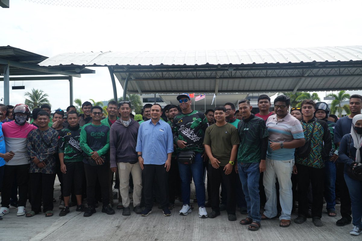 farhanfauzi_my's tweet image. Kehadiran YAB Perdana Menteri, Dato’ Seri @anwaribrahim ke Langkawi hari ini menjadi lebih bermakna apabila diraikan bersama para penggiat ekonomi gig setempat, khususnya rakan-rakan penghantar makanan seperti GrabFood dan Foodpanda.

Ruang pertemuan ini kami manfaatkan untuk…