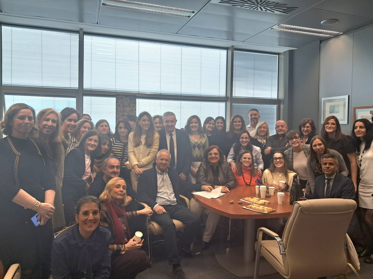 Ayer firmó la jubilación en su Almería nuestro queridísimo Donato Alférez. Compañero, amigo y maestro de muchos y muchas de nosotros. Donato ha sido, es y será un referente en UPSJ del que seguiremos aprendiendo.  Gracias por tanto. Enhorabuena.