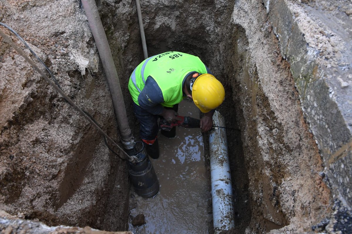 Yeni Meram Caddesi’nde ani oluşan su şebeke hattı arızasına, KOSKİ Genel Müdürlüğüne bağlı ekiplerimiz tarafından müdahalede edilmektedir.