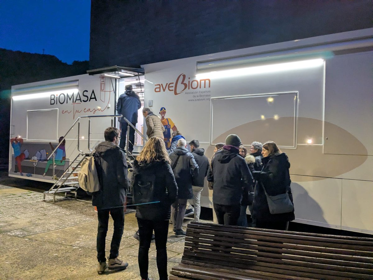 ☝️BIOMASA EN TU CASA estuvo en #AOIZ y #MENDAVIA participando en el IV Encuentro de Comunidades Energéticas de #Navarra, organizado por #NASUVINSA
🤩Los asistentes vieron cómo pueden calentar viviendas, barrios y equipamientos públicos de forma sostenible con #biomasa local.