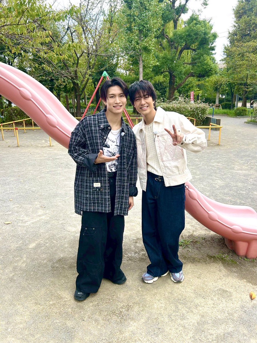 kintoreofficial's tweet photo. 明日 ひる1時30分からは #キントレ💰

＼キントレガイドブック📖／
髙橋海人と那須雄登 が
東京・蒲田の魅力を徹底調査

さらに！売り上げNo.1のお仕事を予想！
キントレダービー🏇

#KingandPrince 
#ACEes
永瀬廉/劇団ひとり/山崎弘也
宮澤エマ/柄本時生/長谷川忍 https://t.co/KULUzFgdMc