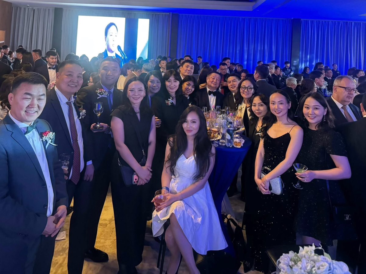 Төрийн байгууллагууд төсвийн мөнгөөр шинэ жил хийхгүй гэж Занданшатар хатуу анхааруулсандаа. Монгол банк Ерөнхий сайддаа салаавч түй май гэж байх шив. Бөөн намын суганы үснүүд