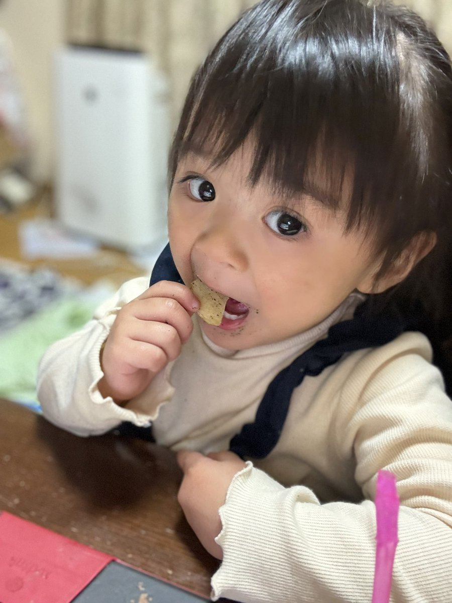 Hima82hime's tweet photo. カメラ目線いただきました☺️

#お菓子食べながらYouTube
#口の周り海苔付いとるで
#2歳4ヶ月娘 https://t.co/Dbn3J33VYm