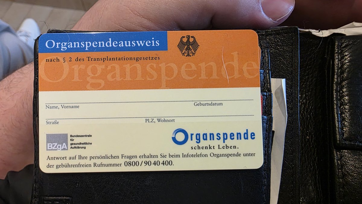 Gerade im Wartezimmer vom Arzt gefunden. 
Ganz viele in einem Pappaufsteller.
Hab schon öfters darüber nachgedacht, nur nie bestellt. 😅
Direkt eingepackt und wird nachher beschriftet und ein fettes Kreuz bei JA gemacht. 🩵💙