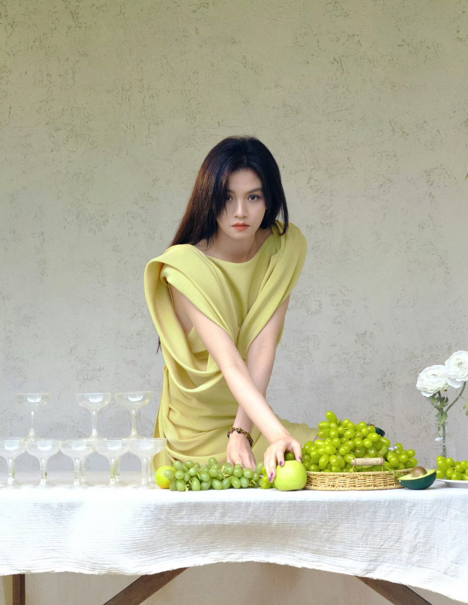 centlookbook's tweet photo. #chunxia in VERSACE spring/summer 2026 collection for a Versace brand event in Chengdu https://t.co/yvh3Zzo7ZL