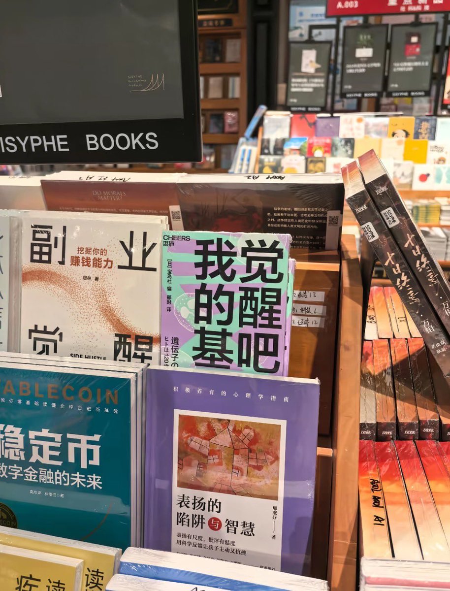 TradeNagi's tweet photo. 职业交易员的底层逻辑

专注才是发动机。

你有没有发现一件特别扎心的事，人不是被难度打败的，人是被注意力废掉的。

注意力这种东西一旦被环境切碎，这辈子基本也就碎了。

我见过太多人不是没潜力，不是没脑子，就是被各种乱七八糟的东西生生拖成了废人。

一句话就能概括，你想成为高手，但你的生活方式配不上你的野心。

你说你想赚钱，你想翻身，你想逆袭，可你手机一亮，你的未来就碎掉了。

你刚准备学习三分钟，朋友一句出来吗，你又碎掉了。

你准备执行计划一天，突然有人给你发个情绪，你又碎掉了。

你不是不够聪明，你是不够安静。

安静不下来的人不可能强。

我给你讲一句非常残酷，但无比真实的话，

一个人的人生高度从来不是由才华决定的，而是由注意力决定的。

注意力越集中，成功越简单。

注意力越分散，人生越难受。

很多人看到这里会说老师，我也想集中注意力，可我总是被打扰，我也没办法。你当然有办法，只是你不愿意承认，你没有把人生当回事。

当我20多岁的时候，我就知道一条铁律，在你没本事之前，你没有资格分心。

我在别人玩，在别人聊天，在别人乱想的年纪，逼着自己把注意力锁死。你们说狠，我告诉你，不狠的人才过得狠。

不狠的人一生都在为自己的懒惰付利息。

你有没有想过，为什么越穷越忙，为什么越忙越乱，为什么越乱越穷？

因为一个人只要分心就会掉队，掉队一次可能没感觉，掉队十次人生就塌了。

而真正的人生高手是怎么做的？

很简单，他们会剔除影响注意力的所有人、事物，不是绝情，是清醒。你要明白，在还没能力的时候，任何陪伴、玩乐、纠缠都不是温暖，是成本。

你以为你在维持关系，其实你在透支未来。

我在很久以前就懂了一个真相，贫穷不是缺钱，贫穷是注意力被廉价的分走。

有些人一天到晚忙的跟陀螺一样，结果到最后一算，一分钱都没攒住。不是因为他不努力，是因为他所有的努力都被生活中的噪音干碎了。

而那些能翻身的人是怎么做的？

他们会把注意力守的死死的，他们不会被情绪牵着走，不会被关系拖着走，不会被杂音打着走。

他们只盯着一件事，我想成为什么样的人。

你们总羡慕那些开豪车，住大房子，说话底气十足的人，但你们不知道，人家的注意力早就摆脱了生活琐碎。

而你呢？烦一件小事就一天废掉了，一个电话让你血压飙升，一段关系能把你拖的连路都看不清。

我说句更狠的，当你的注意力不值钱的时候，你的人生就不值钱。

我见过太多年轻人说的天花乱坠，做的一塌糊涂。计划写十条，一条没做到。

梦想想十个，一个没落实。今天要改变，明天又摆烂。

不是他们不想变，是他们的注意力从来就不属于自己。

所以听清楚了，注意力是你唯一能控制的财富。

我经常说一句话，没有注意力的人只能过被选择的人生，有注意力的人才有资格选择人生。

你以为有钱人厉害，不是他们只是买掉了你无法买掉的杂事，他们把时间留给了想成为的人，而你把时间留给了不重要的人。

所以我特别想问你一句，你到底想成为哪种人？

是那种一到晚上就开始焦虑，一天结束只剩空虚的人，还是那种每天靠近目标，越走越稳，越走越值钱的人？

你再看看你现在的生活，手机响你就碎，有人叫你你就碎，一点情绪你就碎，一点压力你就碎，你活的不是人生，你活的是碎片。

但是听好，碎片也能重建，只要你愿意。从今天开始，把注意力收回来，从今天开始，把不重要的关系去掉，把不必要的社交停掉，把让你焦虑的垃圾信息屏蔽掉，把情绪的遥控器拿回来，然后盯紧一件事，成为你自己想成为的那个男人。

你会发现，当你开始守住注意力，你的世界会变得安静，你的目标会变得清晰，你的行动会变得果断，你的未来会变得不一样。你努力不是为了谁看见，而是为了有一天你终于能说一句我配。

这句话不需要别人来认可，你自己心里最清楚。

所以如果你现在过得很累、很乱、很迷茫，我告诉你，不是你不行，是你太分心。

从今天开始，把你的注意力收回来，你的人生从这里重新开始。

（学习笔记）