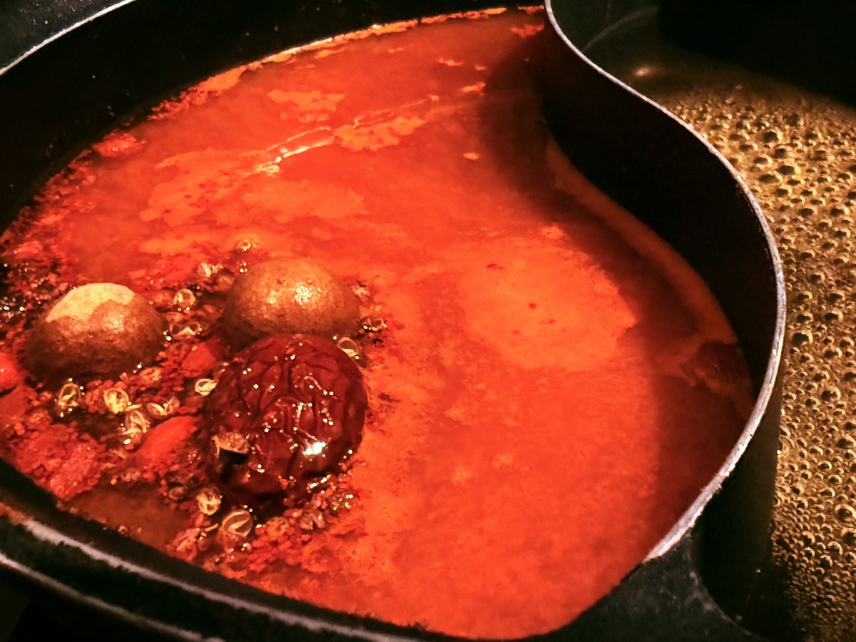 tbsmatsukosekai's tweet photo. 次回は…🌶️ \火鍋の世界/🫕

みなさんはどういった時に火鍋を食べたくなりますか？
是非引用リポストで教えてください‼️

私はこの寒い冬を乗り切るために火鍋を食べたいと思います🔥 https://t.co/mhfi1Ajpyl