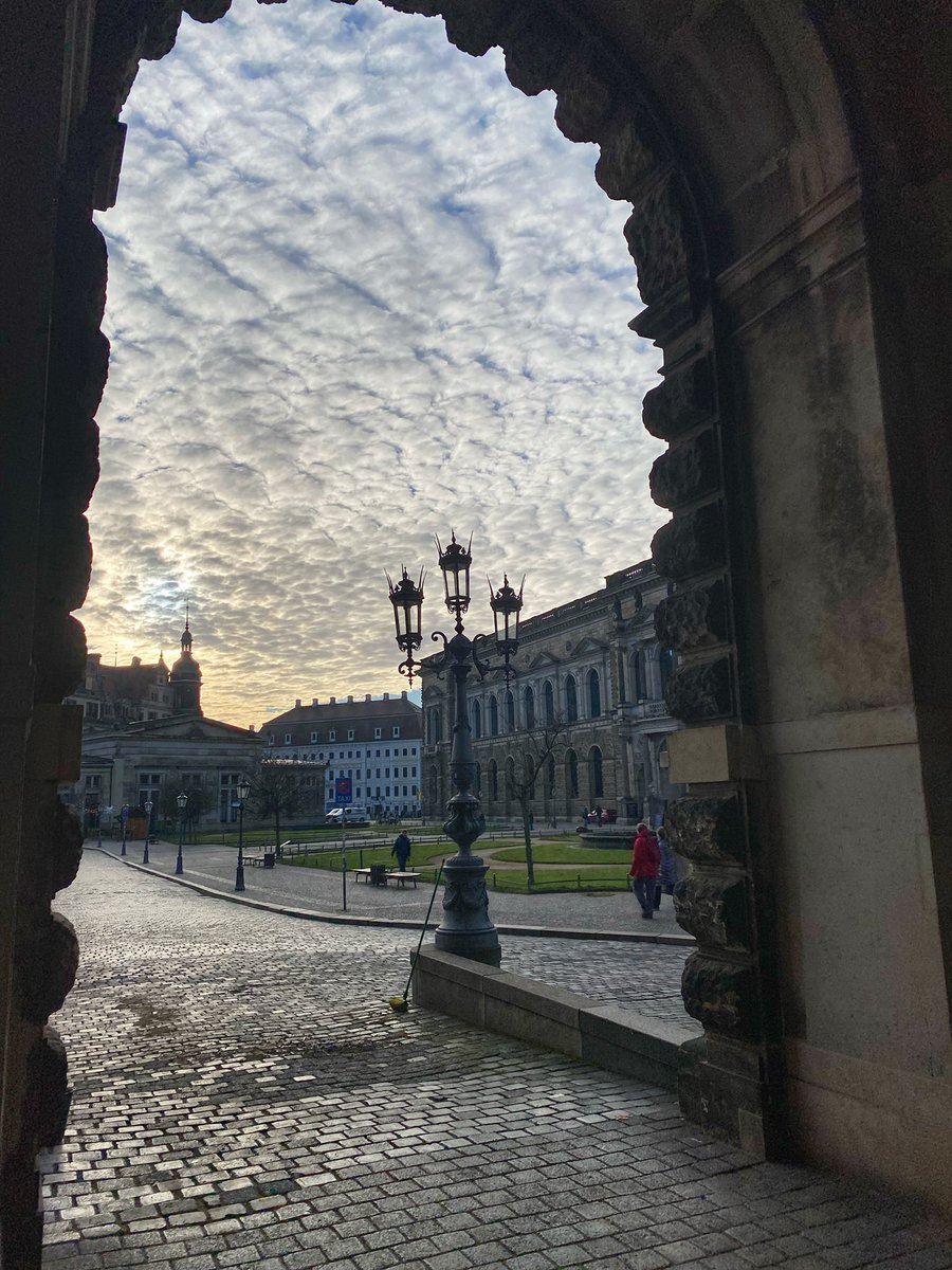 Hochtouren's tweet photo. Guten Morgen aus #Dresden - heute ist es frischer, 3°C aber trocken #Semperoper https://t.co/XkNPm4lm9G