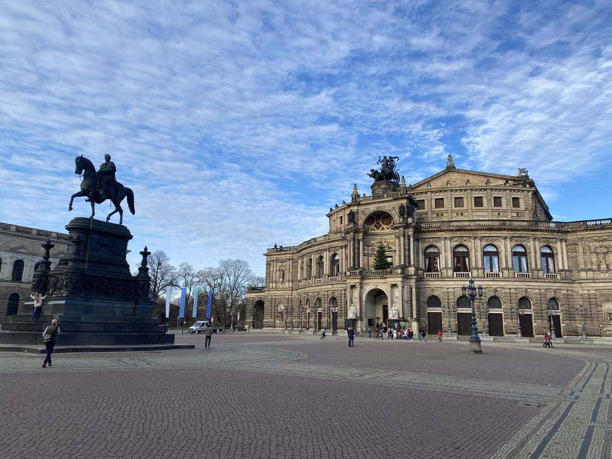 Hochtouren's tweet photo. Guten Morgen aus #Dresden - heute ist es frischer, 3°C aber trocken #Semperoper https://t.co/XkNPm4lm9G
