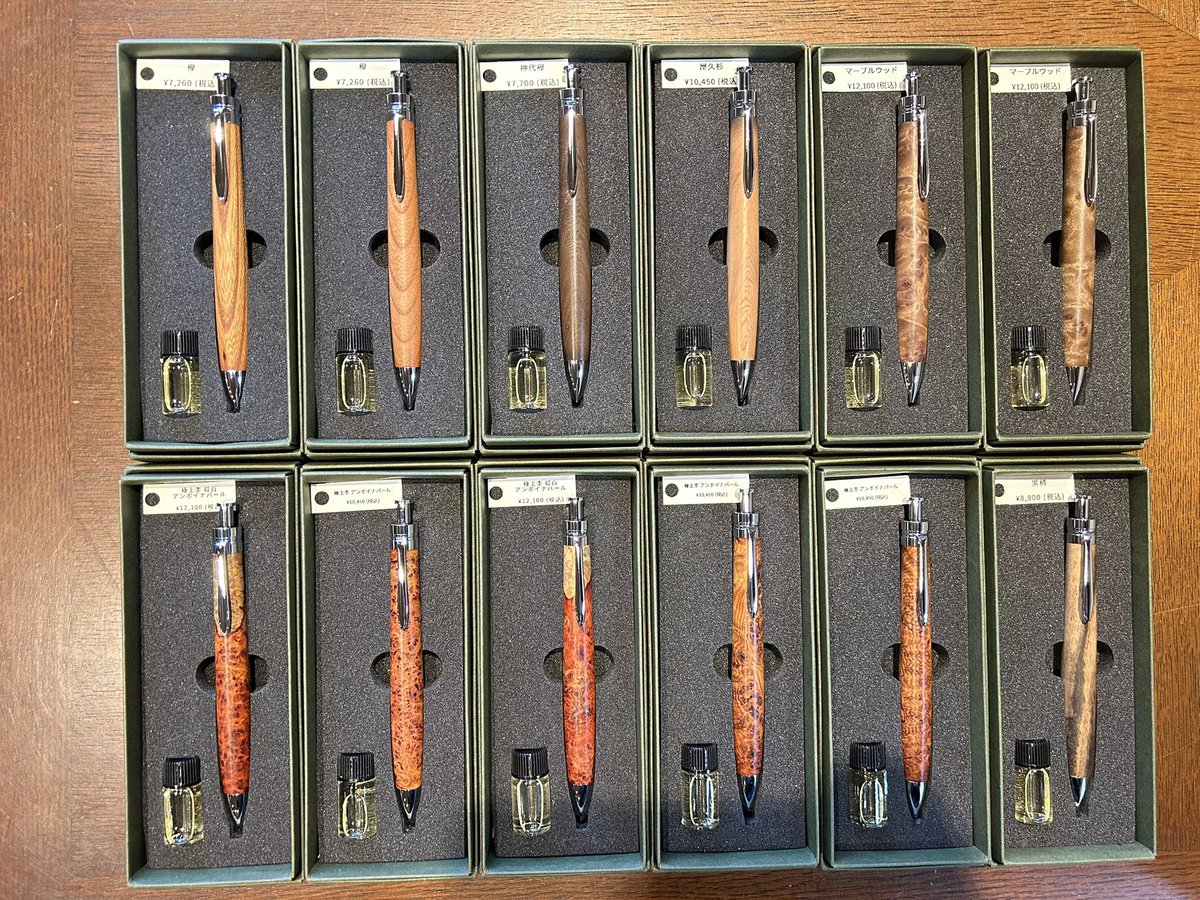 年末年始に向けて木軸ペンと革ペンケースが勢揃いしました